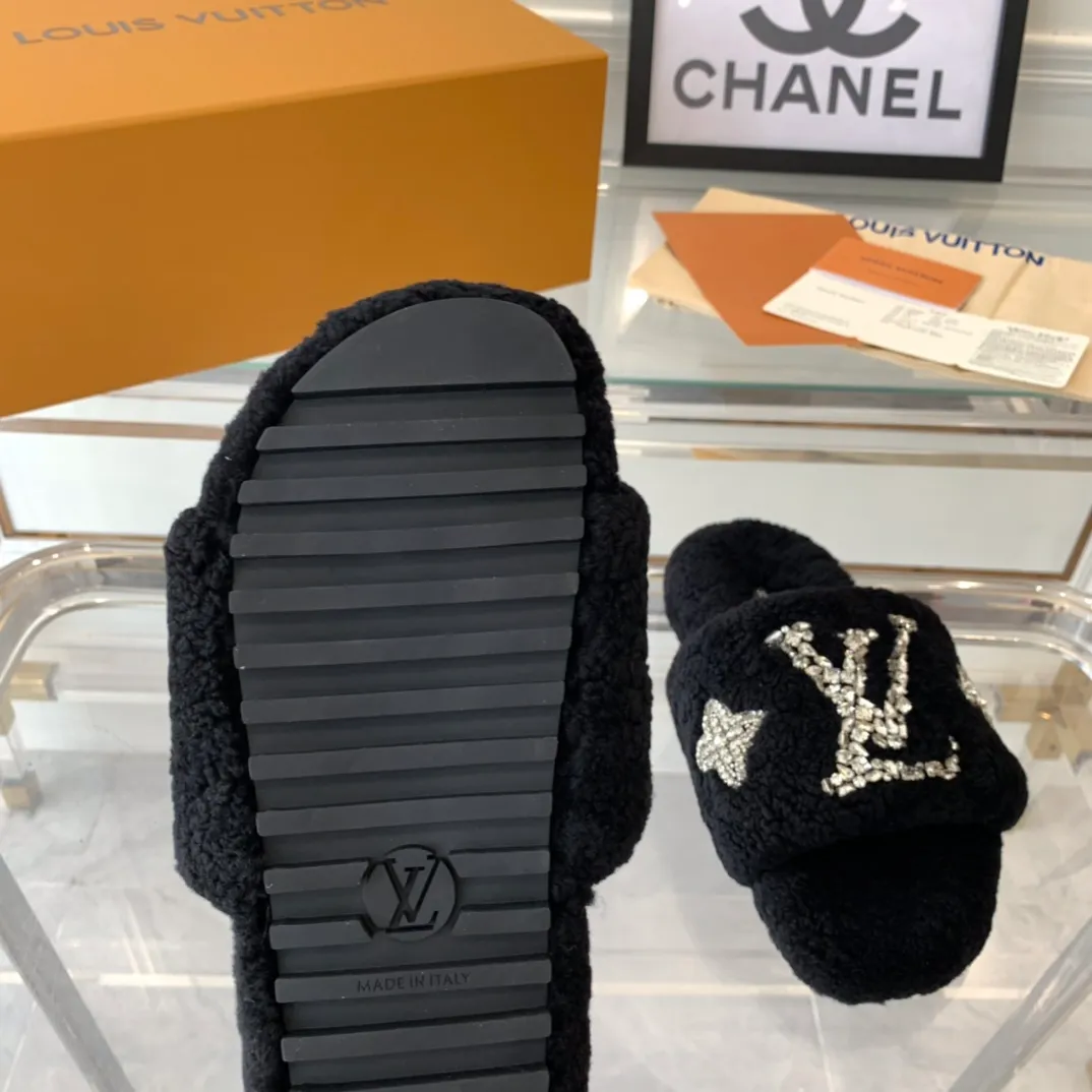 👟👟Ex-factory price 440👟👟 Women's shoes, women's clothing, LV new furry slippers, top version, made of fur and lambswool, pure crystal hand-stitched, fashionable, low-key luxury, a must-have item for fairies, original molded non-slip rubber outsole Size: 35-40